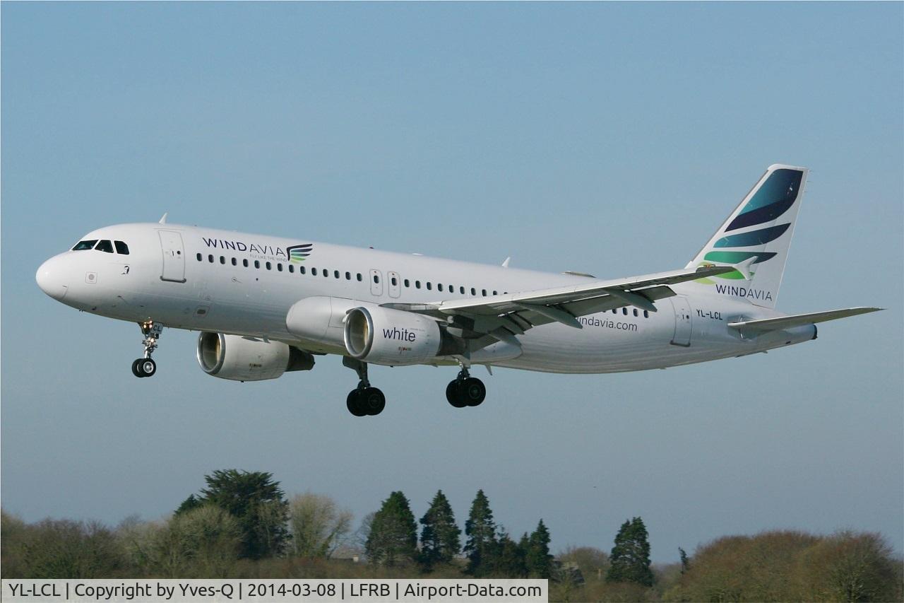 YL-LCL, 1995 Airbus A320-214 C/N 533, Airbus A320-214, On final rwy 25L, Brest-Bretagne airport (LFRB-BES)