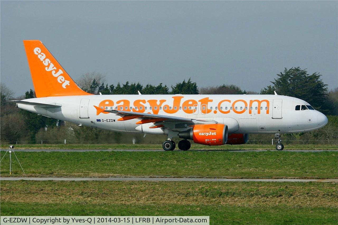 G-EZDW, 2008 Airbus A319-111 C/N 3746, Airbus A319-111, Taxiing to holding point rwy 25L, Brest-Bretagne airport (LFRB-BES)
