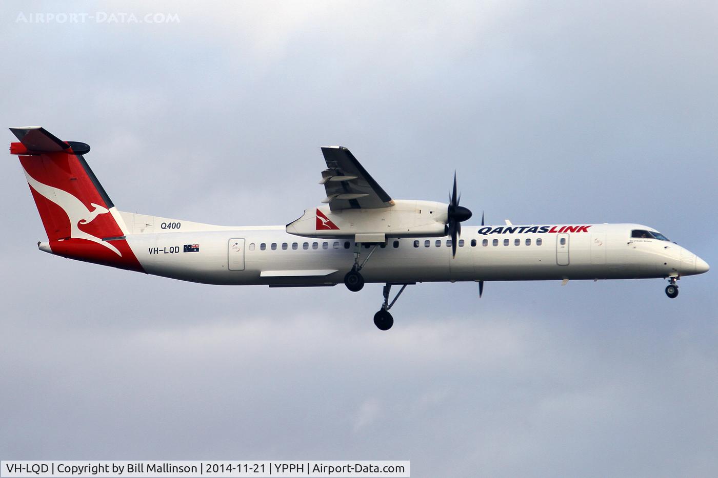 VH-LQD, 2011 De Havilland Canada DHC-8-402Q Dash 8 C/N 4371, finals to 21