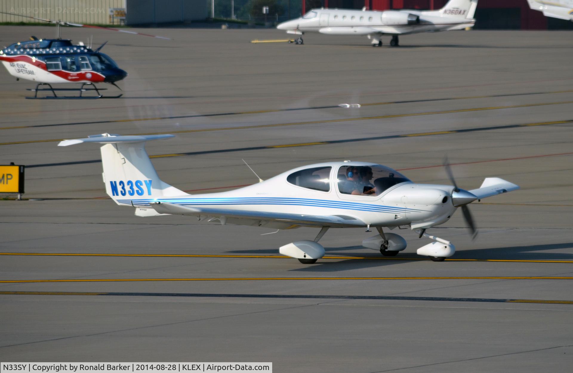 N33SY, 2004 Diamond DA-40 Diamond Star C/N 40.370, Taxi Lexington