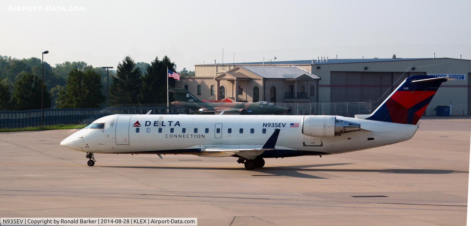 N935EV, 2005 Bombardier CRJ-200ER (CL-600-2B19) C/N 8037, Taxi Lexington