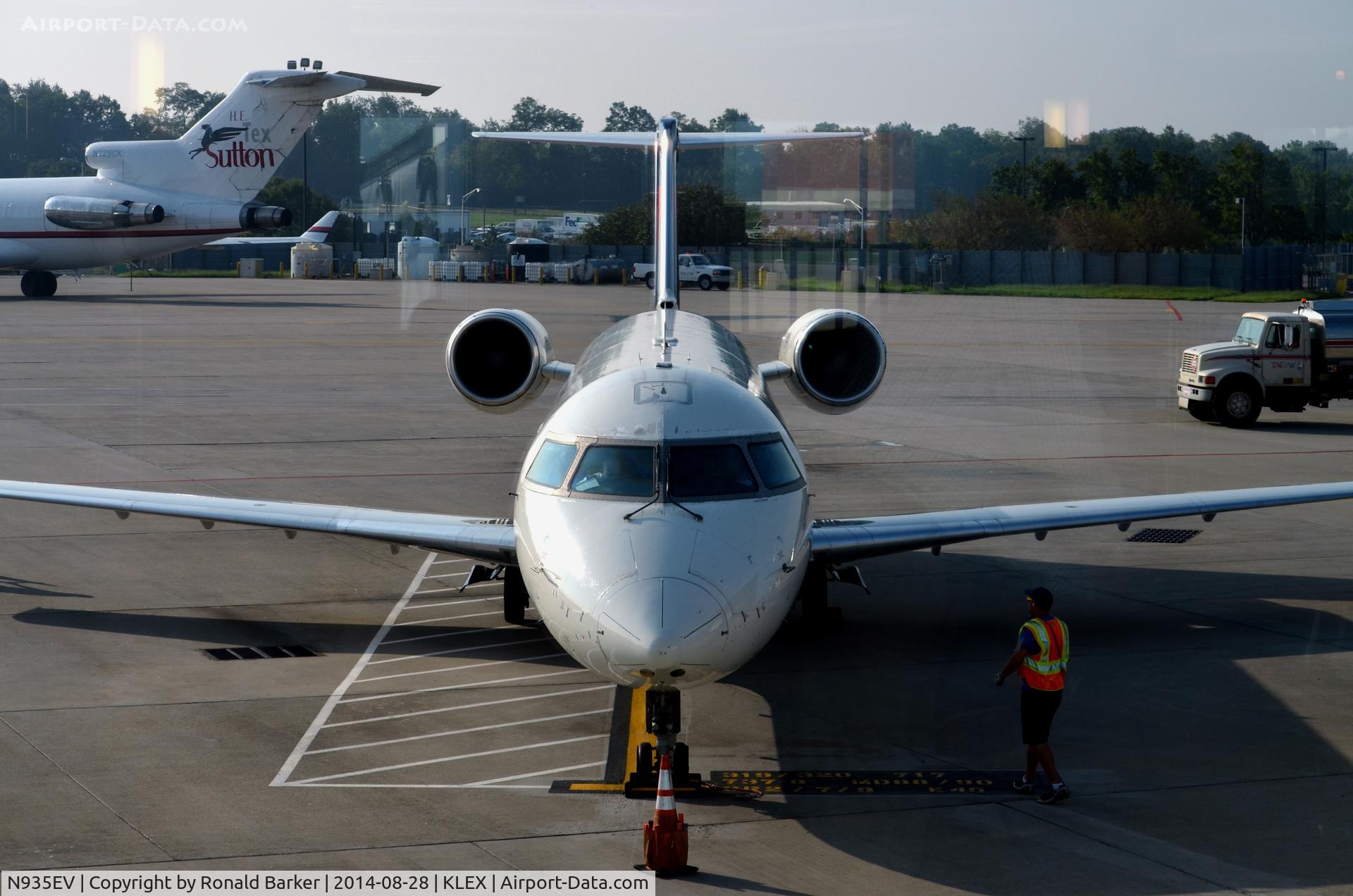 N935EV, 2005 Bombardier CRJ-200ER (CL-600-2B19) C/N 8037, Taxi Lexington