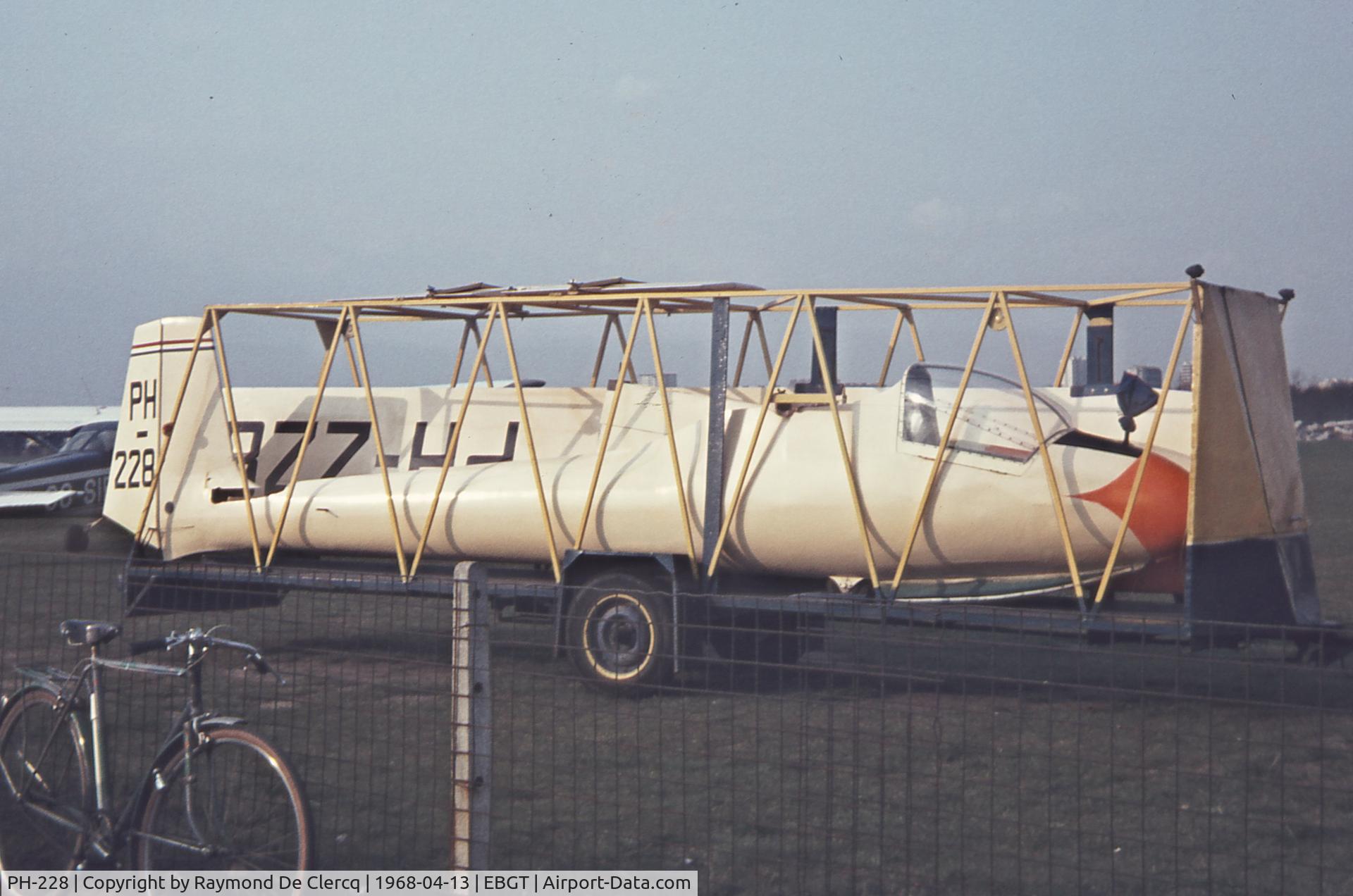PH-228, Slingsby T-41 Skylark 2 C/N 1006, Ready for the road. Ghent airfield 1968.