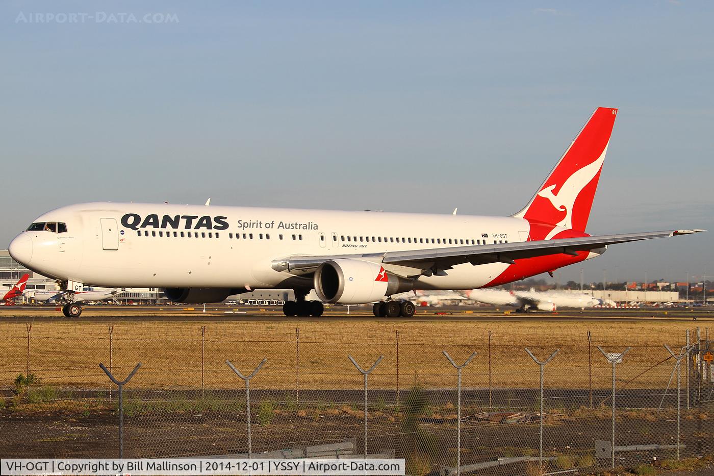 VH-OGT, 1998 Boeing 767-338 C/N 29117, taxiing to 34R