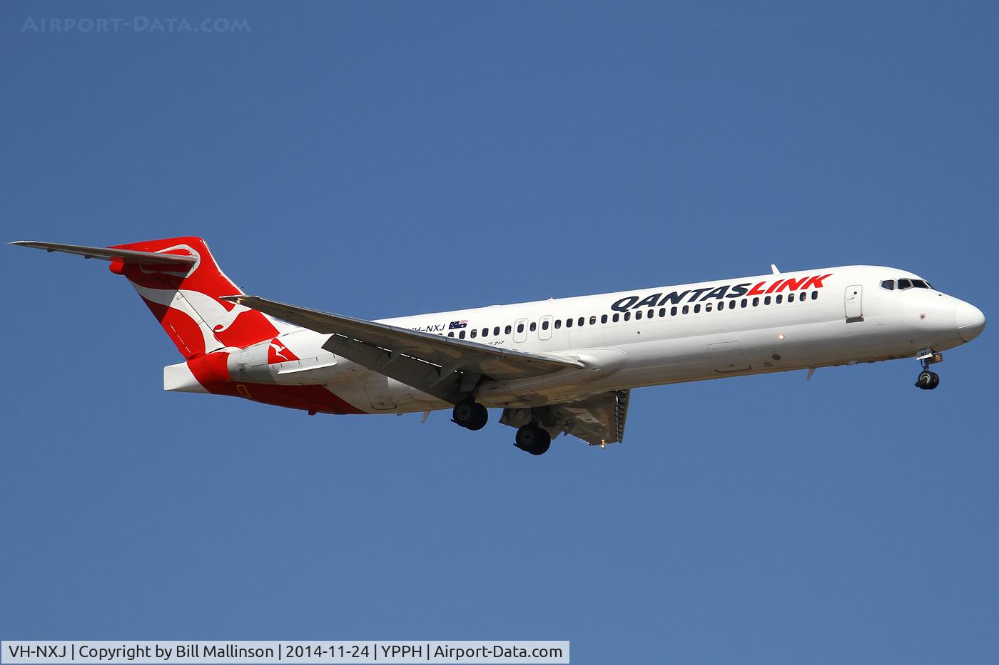 VH-NXJ, 2003 Boeing 717-200 C/N 55166, finals to 21