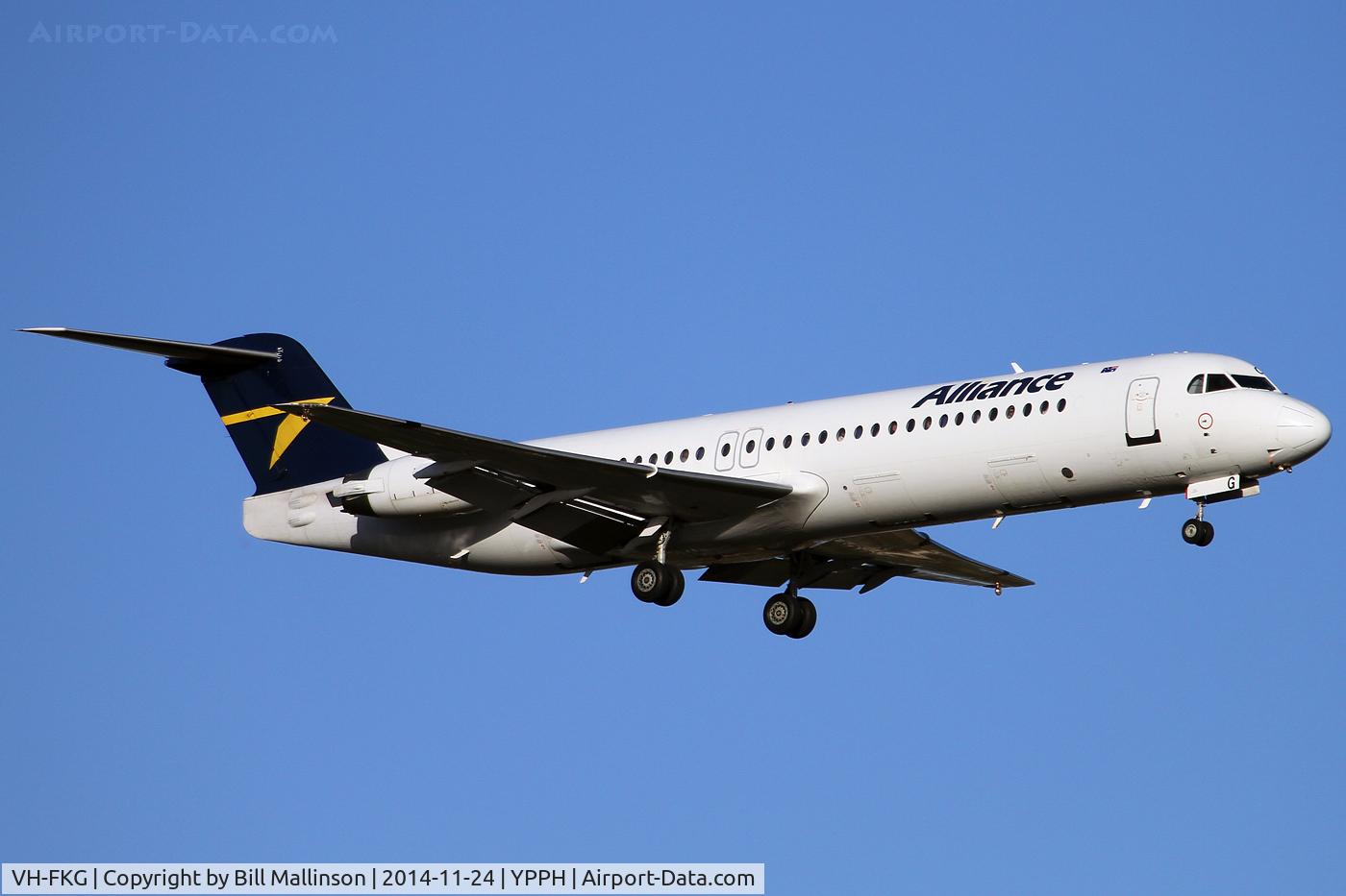 VH-FKG, 1991 Fokker 100 (F-28-0100) C/N 11366, finals to 21