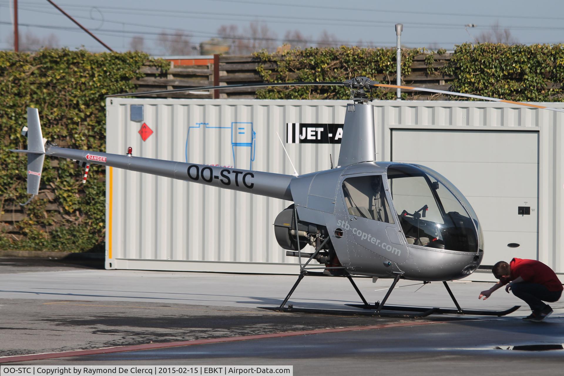 OO-STC, 2007 Robinson R22 Beta II C/N 4184, Checking before take-off.