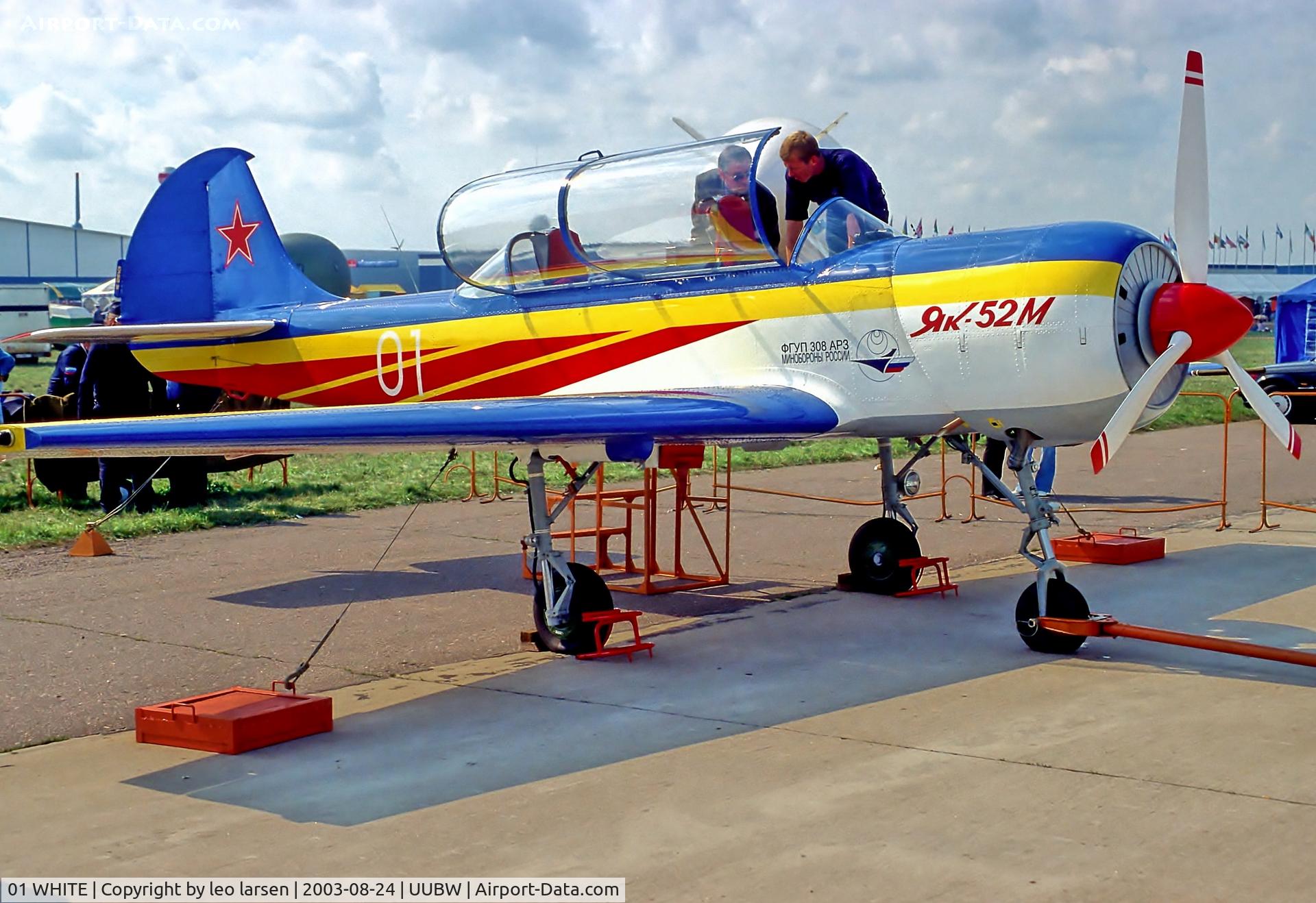 01 WHITE, 1986 Yakovlev (Aerostar) Yak-52M C/N 866910N, Zhukovsky Moscow 24.8.03