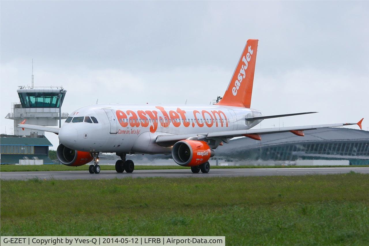 G-EZET, 2004 Airbus A319-111 C/N 2271, Airbus A319-111, Taxiing to holding point rwy 25L, Brest-Bretagne airport (LFRB-BES)