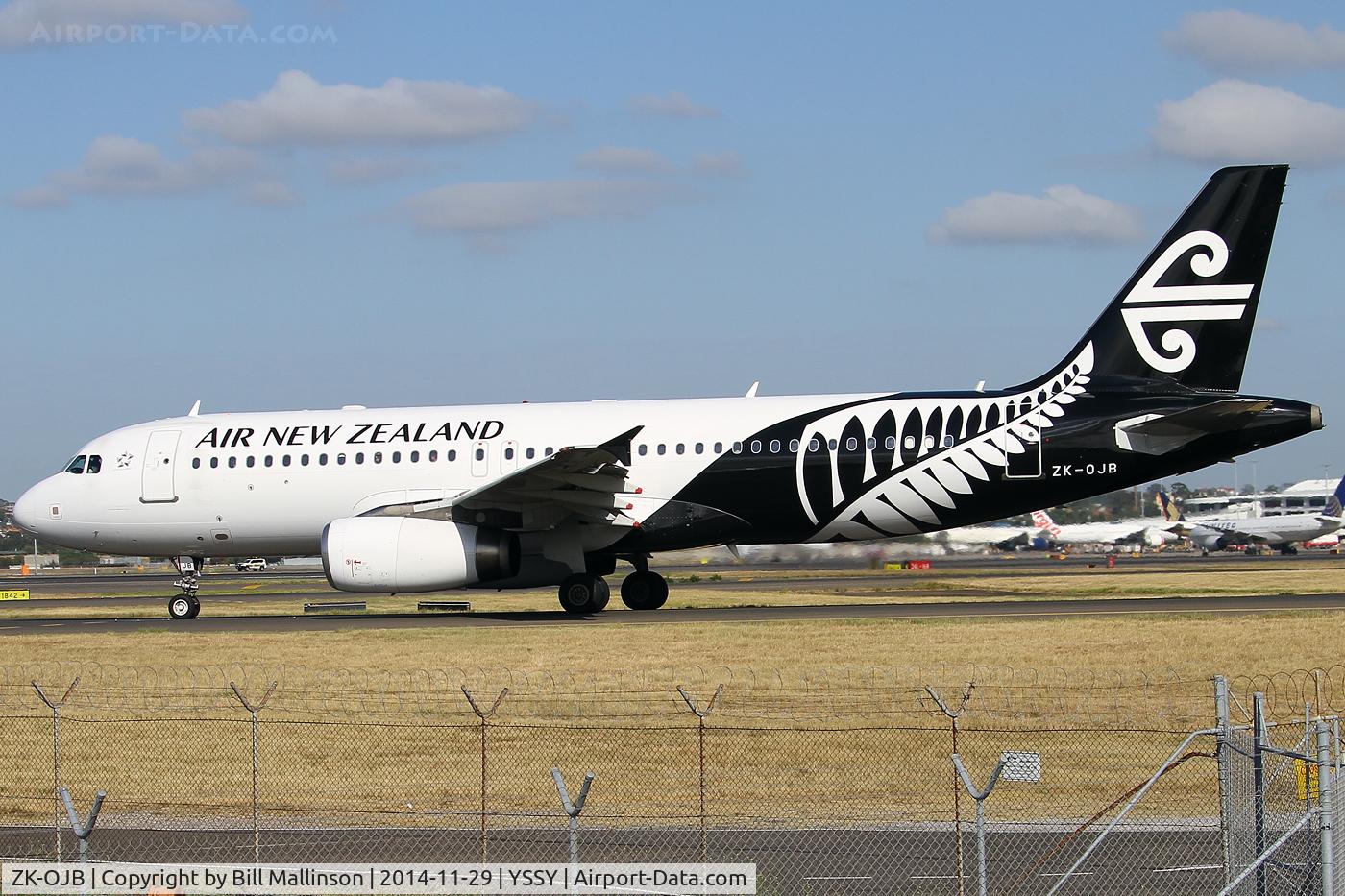 ZK-OJB, 2003 Airbus A320-232 C/N 2090, taxiing to 34R