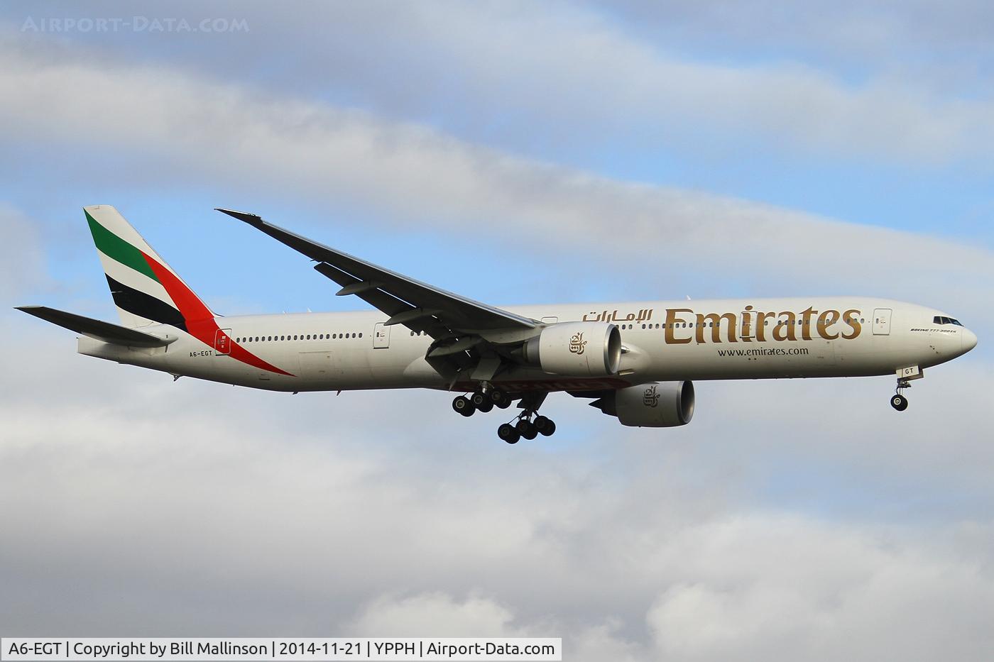A6-EGT, 2012 Boeing 777-31H/ER C/N 35600, finals to 21