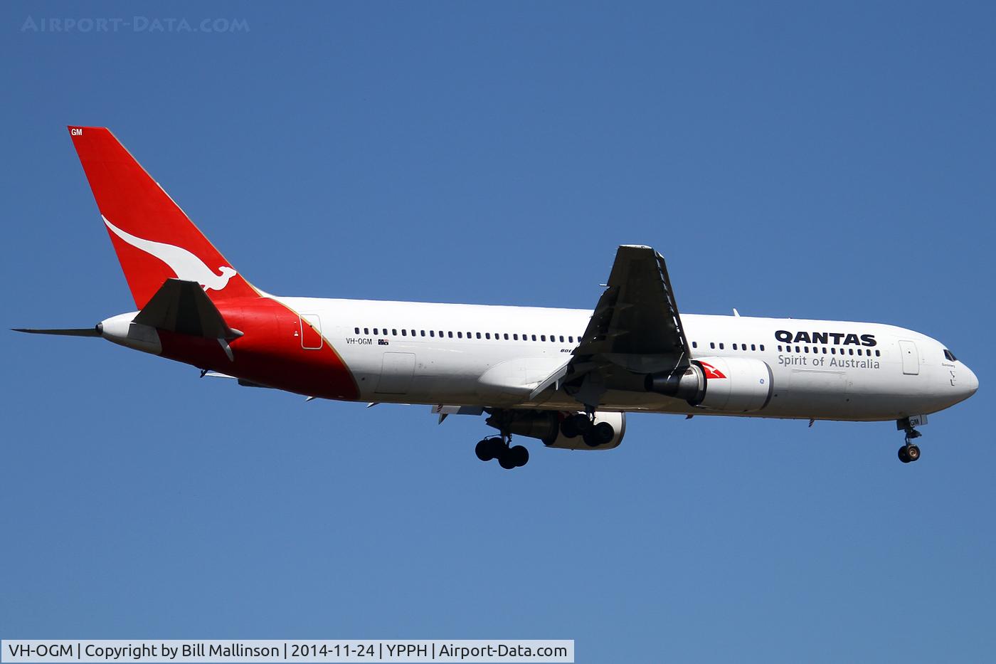 VH-OGM, 1992 Boeing 767-338 C/N 25575, finals to 21