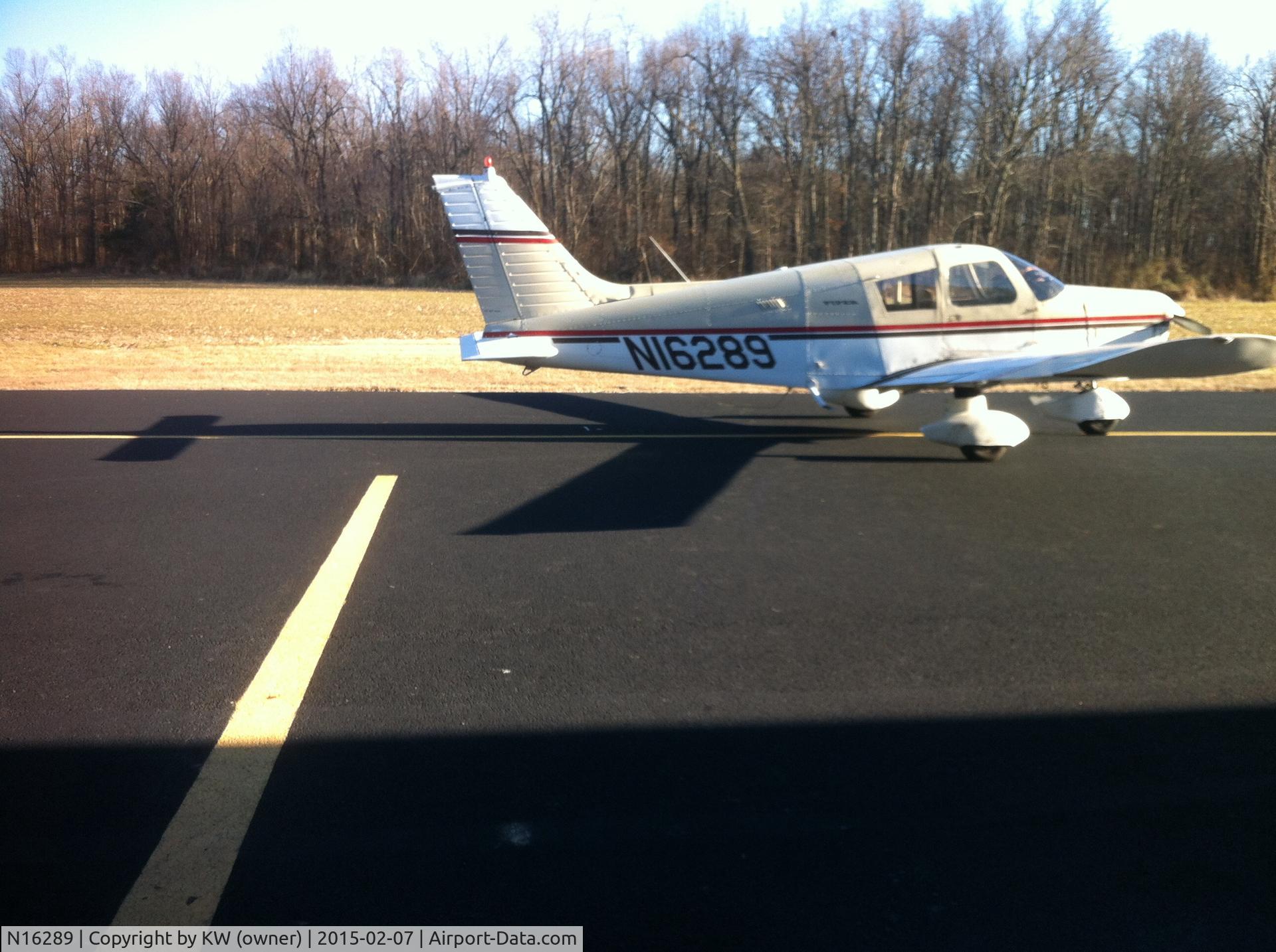 N16289, 1973 Piper PA-28-140 C/N 28-7325235, Shadow has swept back wings
