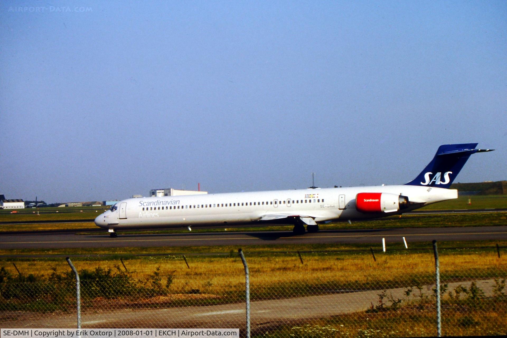 SE-DMH, 1997 McDonnell Douglas MD-90-30 C/N 53543, SE-DMH in CPH AUG02