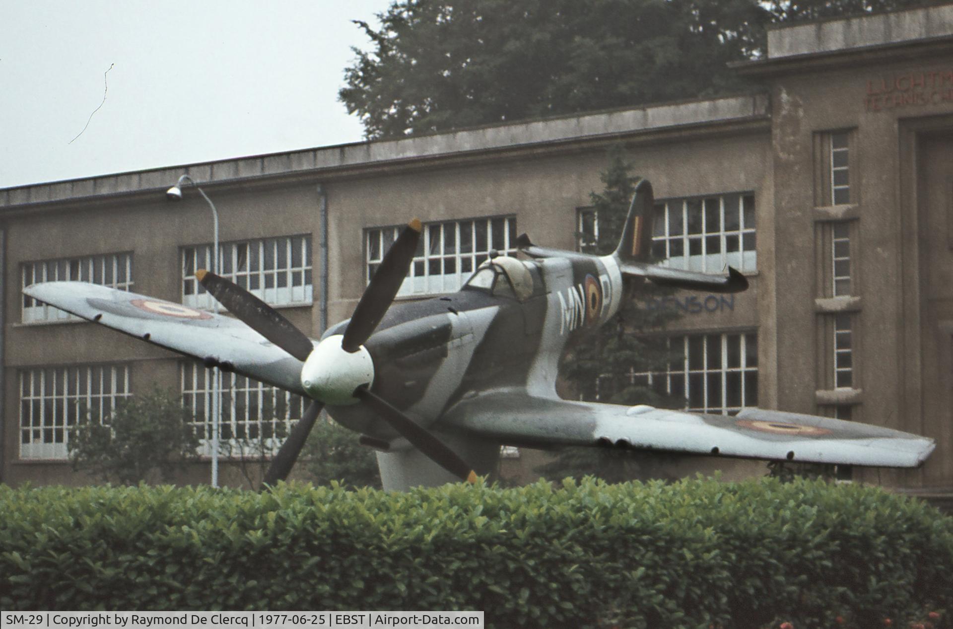 SM-29, 1942 Supermarine 361 Spitfire LF.IXc C/N CBAF.IX.8185, Ex RAF MK912 , ex Dutch Air Force H-119 and H-59.
Entered BAF on 1952-06-03. Due to a accident on 1953-06-17 it was withdrawn from use,repaired and painted with MN-P codes.From 1955 until 1988 used as gate guardian at the BAF Technical School at Brustem.