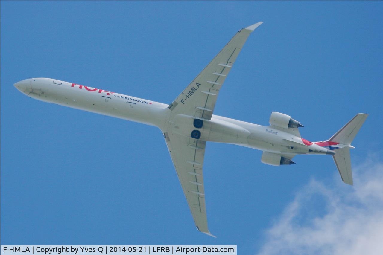 F-HMLA, 2010 Bombardier CRJ-1000EL NG (CL-600-2E25) C/N 19004, Canadair Regional Jet CRJ-1000, Glide path pattern rwy 07R, Brest-Bretagne Airport (LFRB-BES)