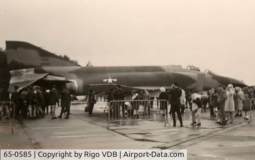 65-0585, 1965 McDonnell F-4D Phantom II C/N 1483, F-4D 65-0585 somewhere on a meeting or open day in Belgium.
Late 1960's.