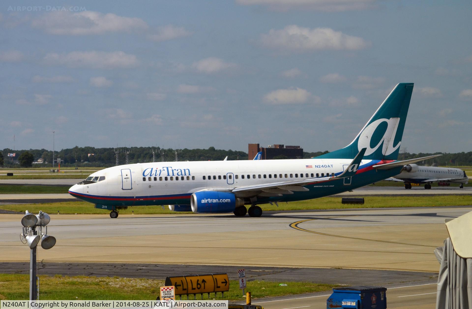 N240AT, 2005 Boeing 737-76N C/N 32657, Taxi ATL