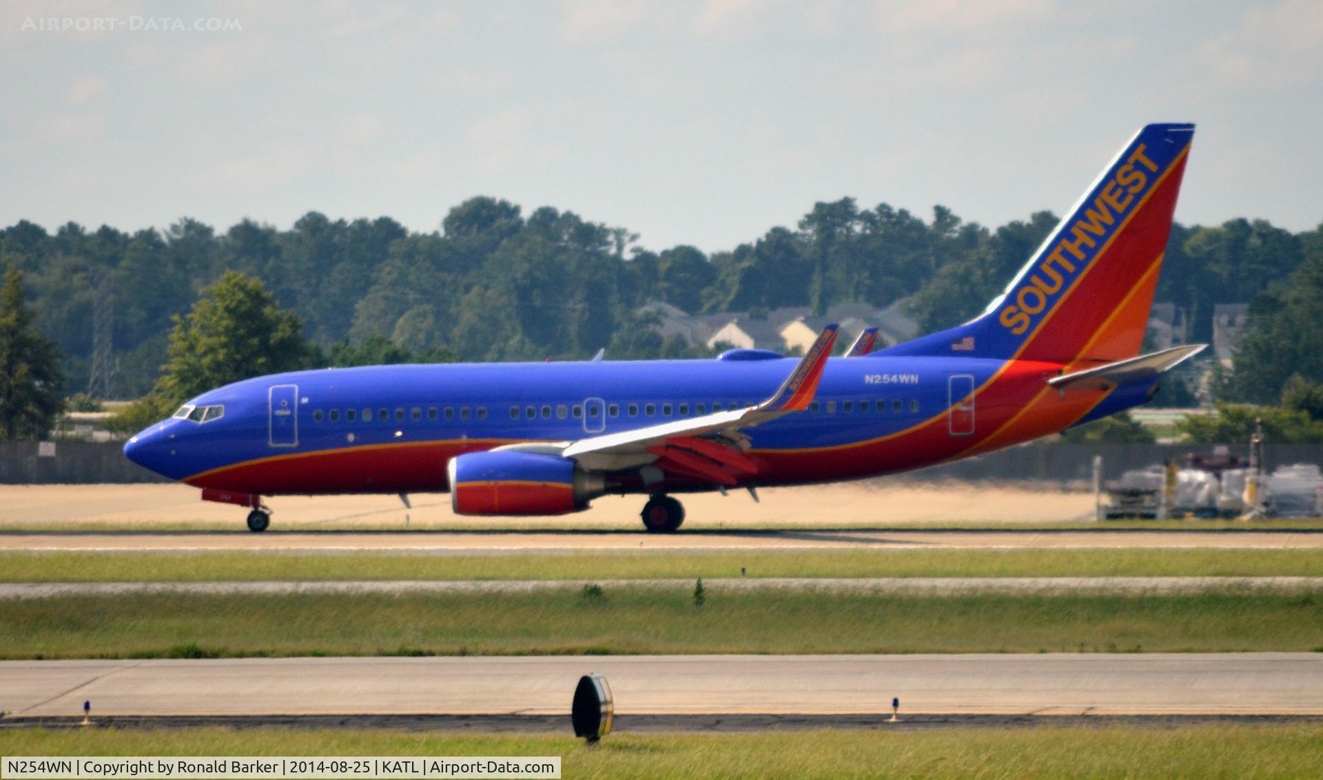 N254WN, 2006 Boeing 737-7H4 C/N 32512, Landing ATL