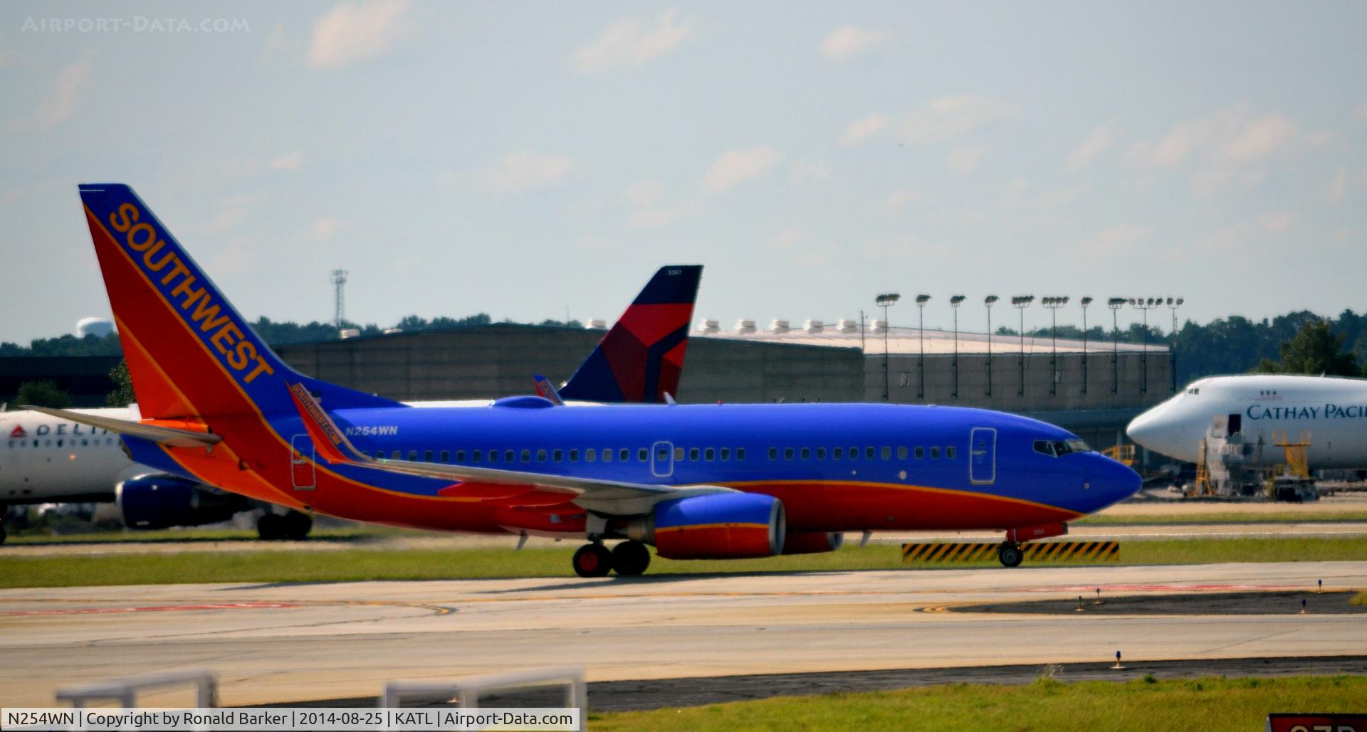 N254WN, 2006 Boeing 737-7H4 C/N 32512, Taxi ATL