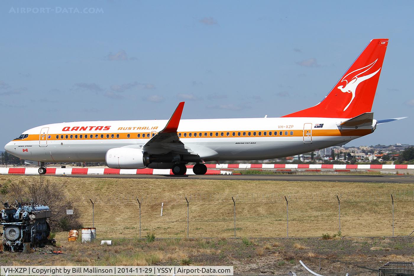 VH-XZP, 2014 Boeing 737-838 C/N 44577, taxiing to 34R