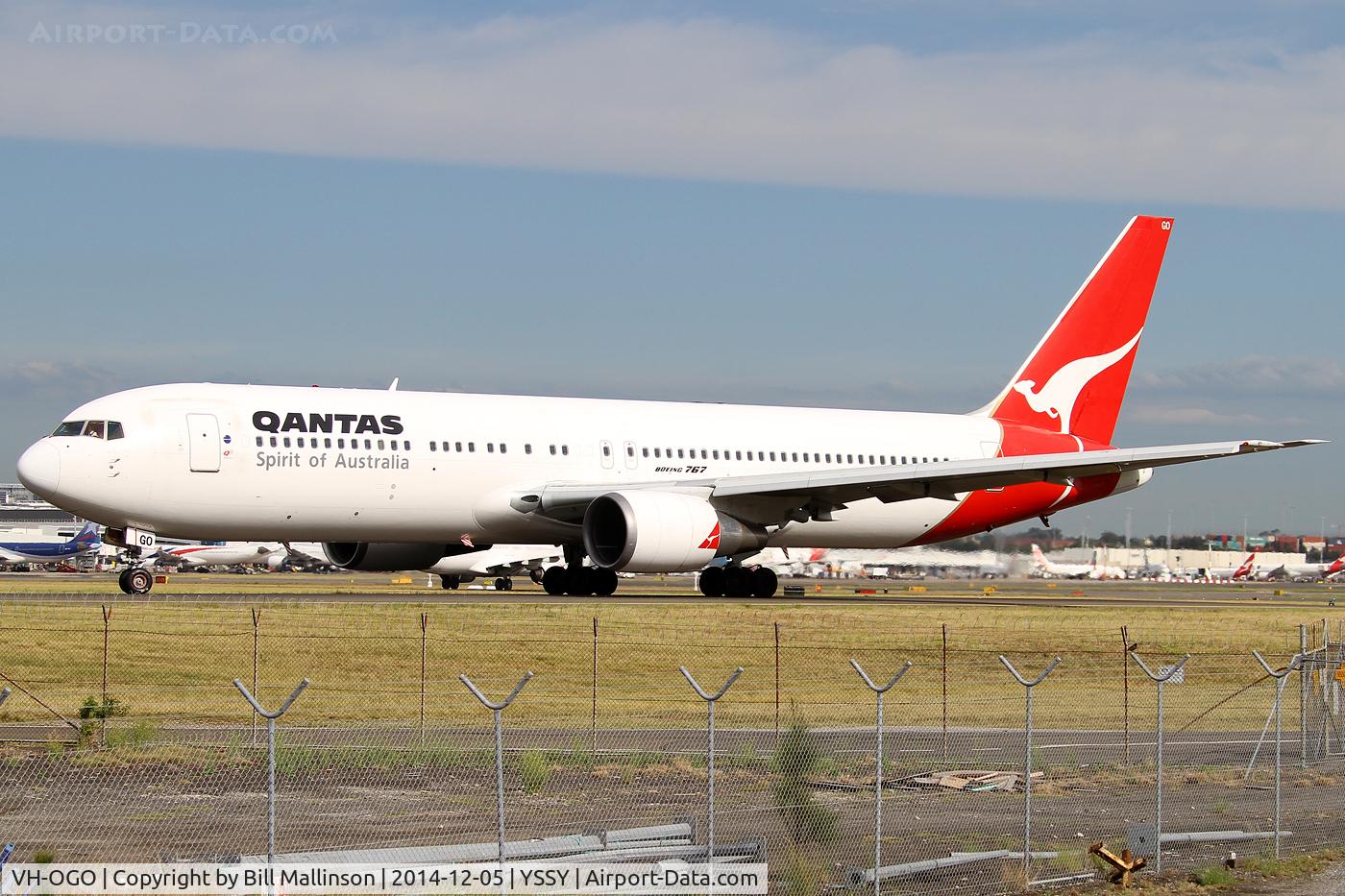 VH-OGO, 1994 Boeing 767-338 C/N 25577, taxiing to 34R