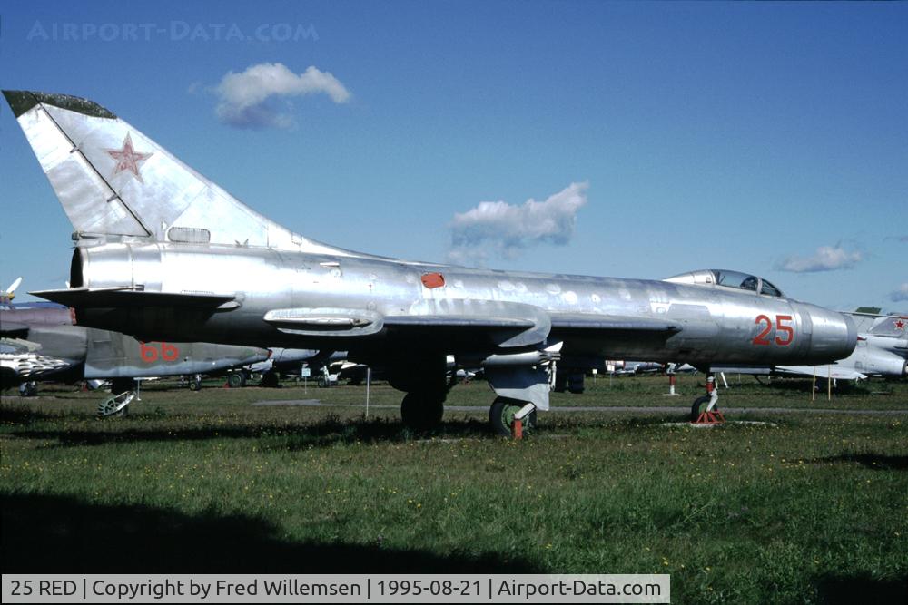 25 RED, 1961 Sukhoi SU-7B C/N 1707, 
