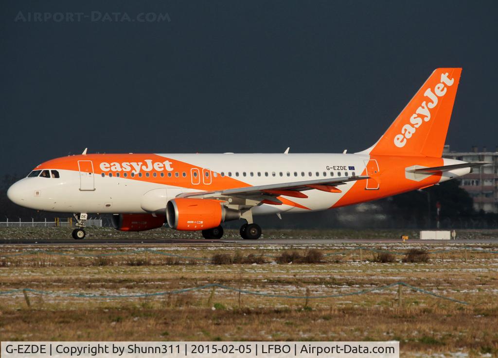 G-EZDE, 2008 Airbus A319-111 C/N 3426, Ready for departure rwy 32R in new c/s