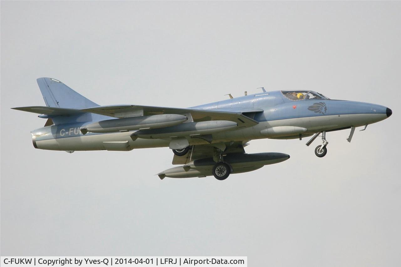 C-FUKW, 1954 Hawker Hunter T.68 C/N HABL-003215&41H-680368, Apache Aviation Hawker Hunter T.68, Short approach Rwy 08, Landivisiau Naval Air Base (LFRJ)