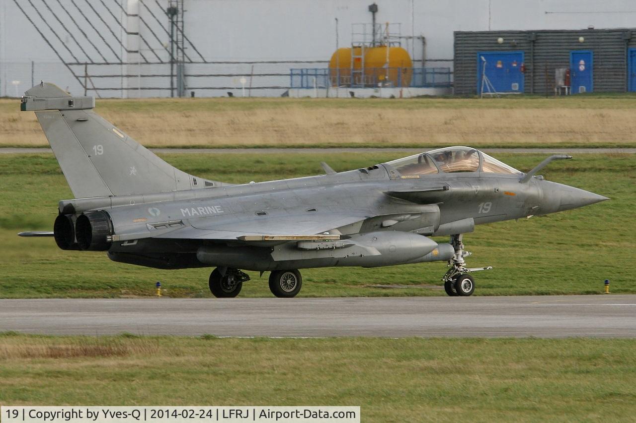 19, Dassault Rafale M C/N 19, French Naval Aviation Dassault Rafale M, Taxiing after landing rwy 26, Landivisiau Naval Air Base (LFRJ)