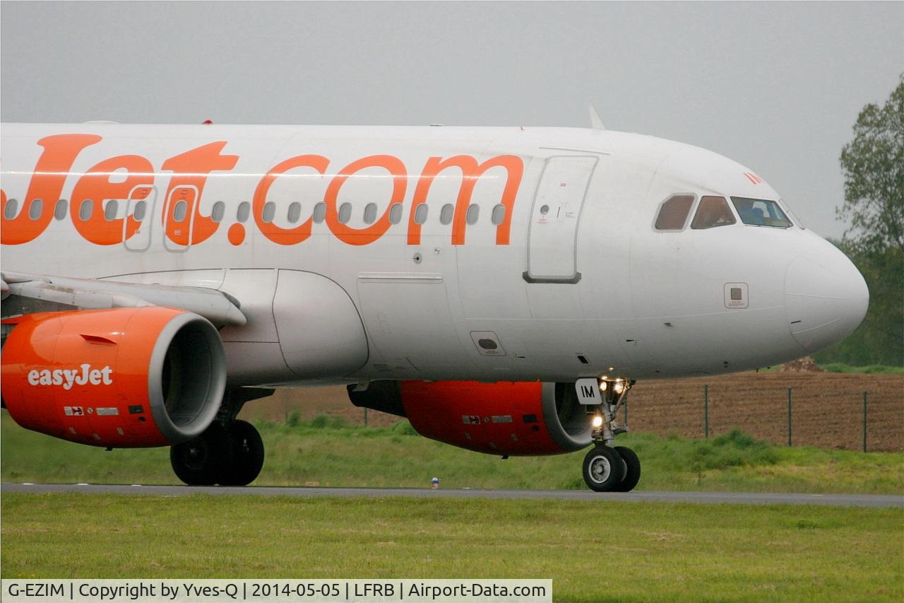 G-EZIM, 2005 Airbus A319-111 C/N 2495, Airbus A319-111, Taxiing to holding point rwy 25L, Brest-Bretagne Airport (LFRB-BES)