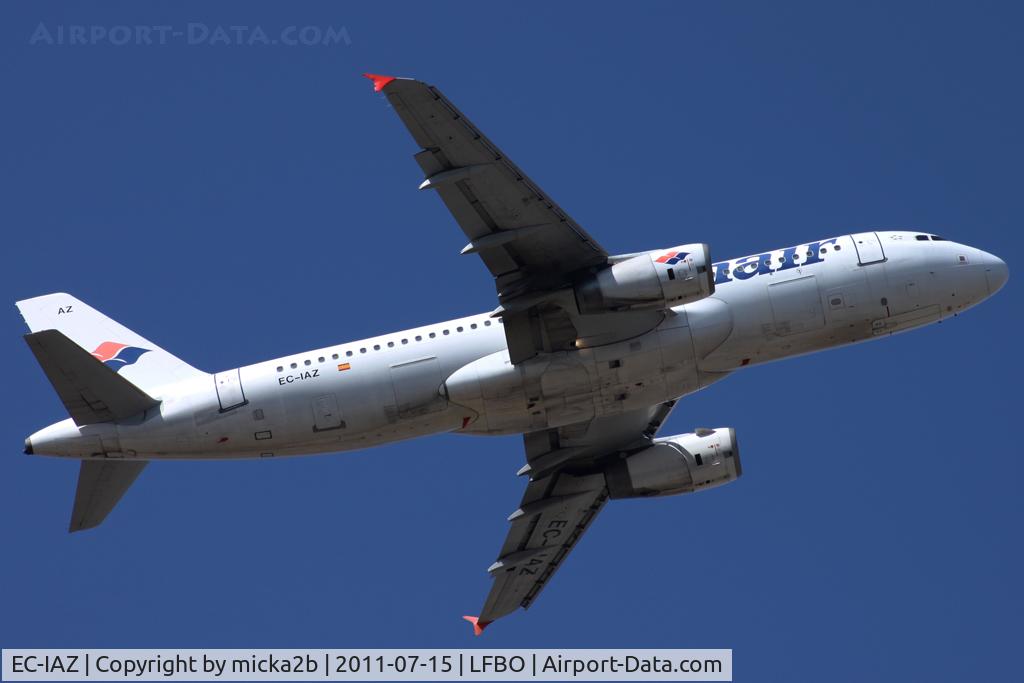 EC-IAZ, 2001 Airbus A320-232 C/N 1631, Take off