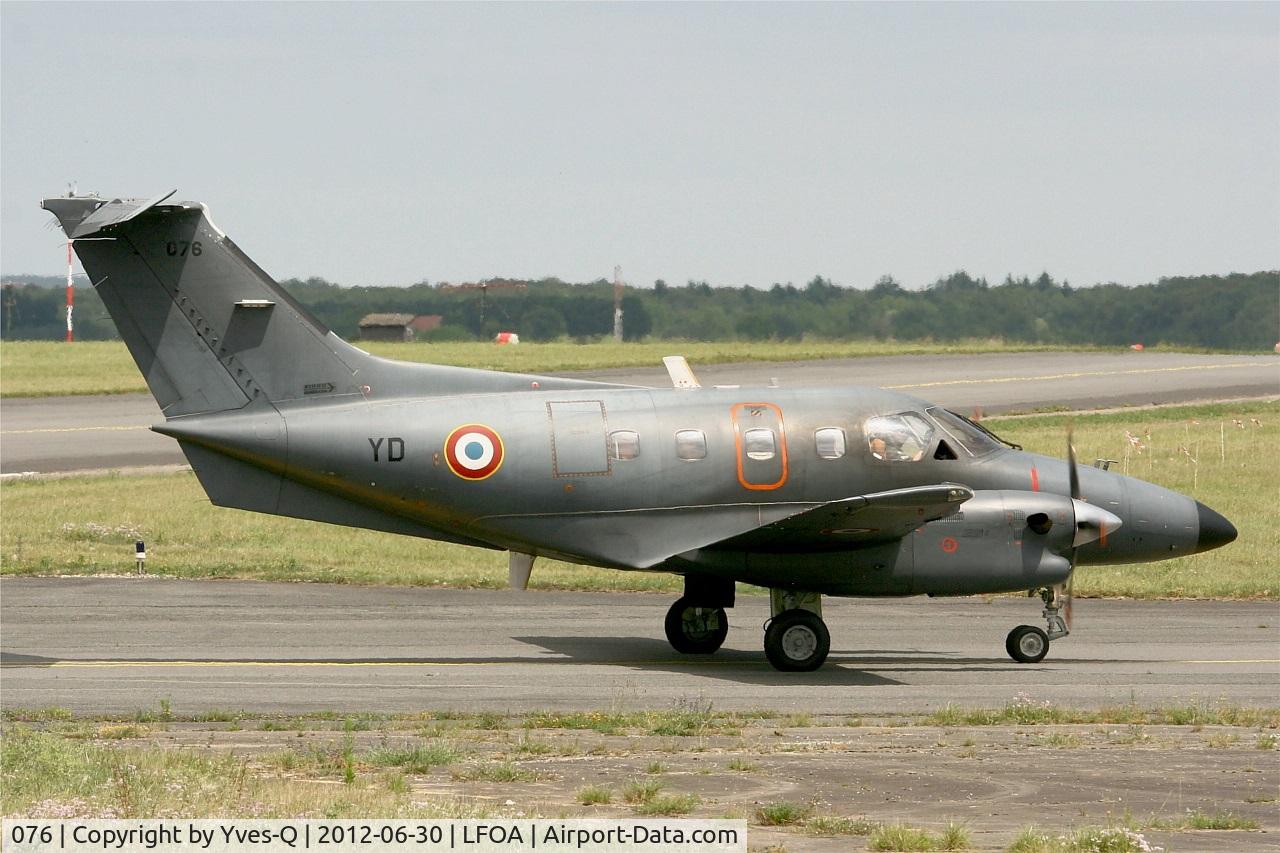 076, Embraer EMB-121AA Xingu C/N 121076, Embraer EMB-121AA Xingu, Taxiing to parking area, Avord Air Base 702 (LFOA)  Air Show in june 2012
