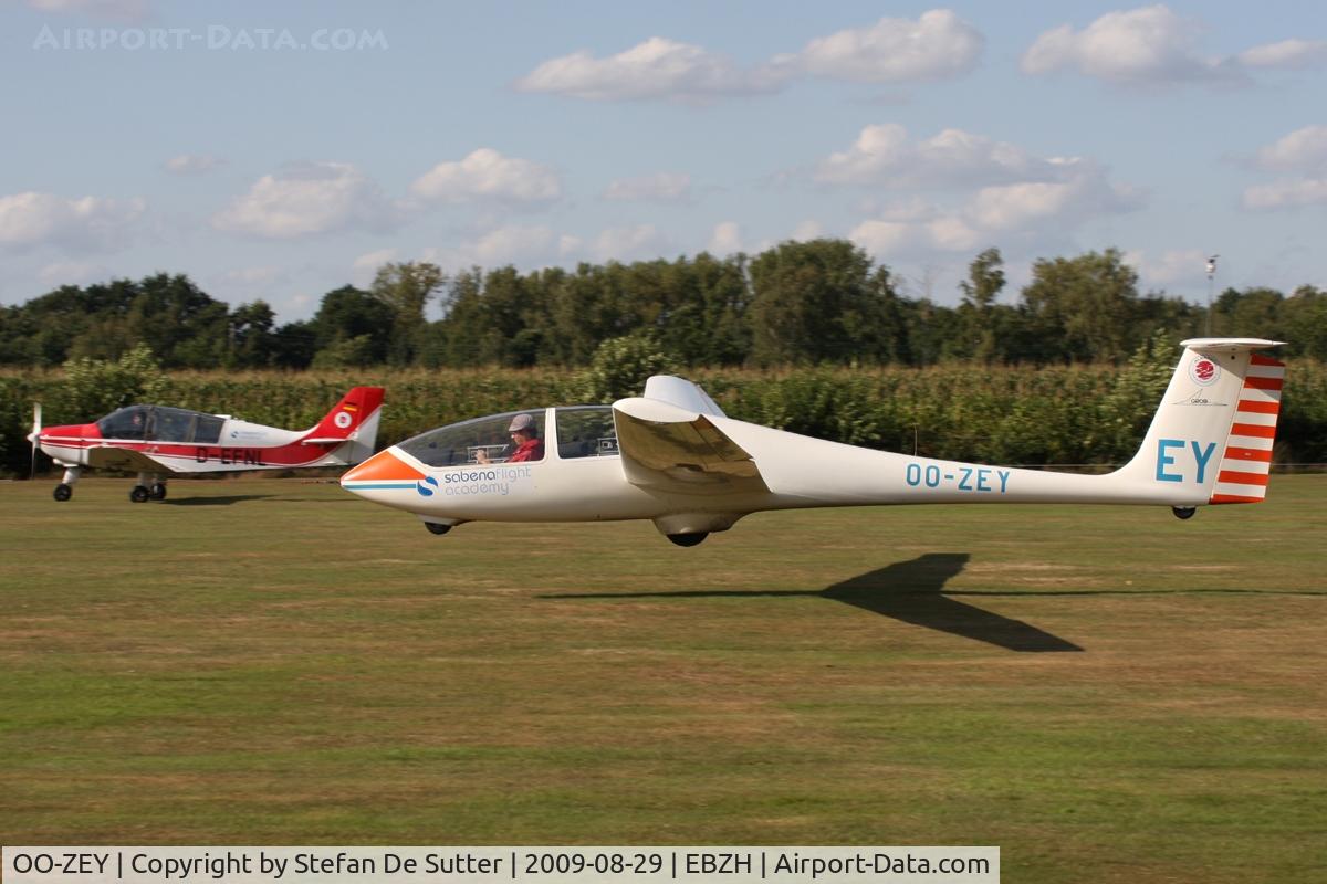OO-ZEY, 1980 Grob G-103 Twin Astir II C/N 3618, Open door weekend.