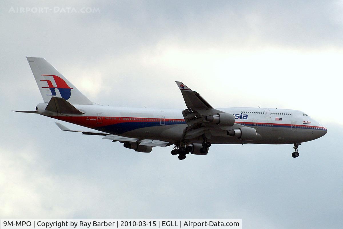 9M-MPO, 2001 Boeing 747-4H6 C/N 28433, Boeing 747-4H6 [28433] (Malaysia Airlines) Home~G 15/03/2010. On approach 27L.