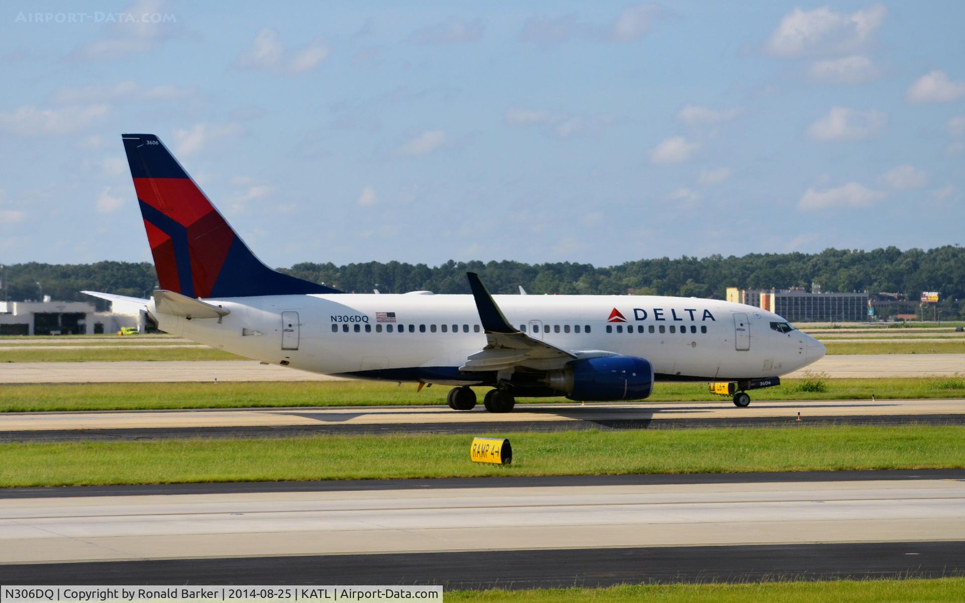N306DQ, 2008 Boeing 737-732 C/N 29633, Taxi Atlanta