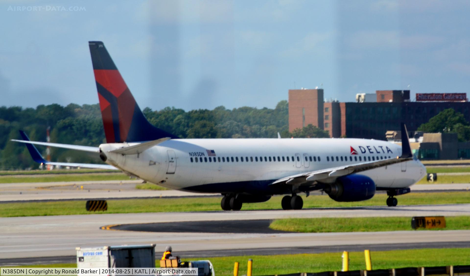 N385DN, 1999 Boeing 737-832 C/N 30348, Taxi Atlanta