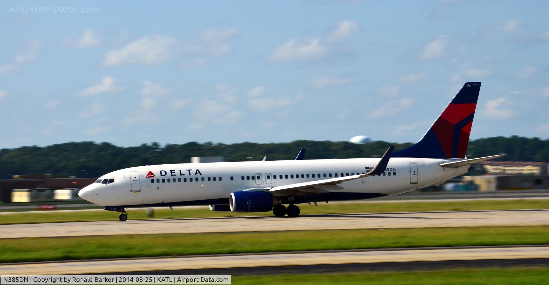 N385DN, 1999 Boeing 737-832 C/N 30348, Takeoff Atlanta