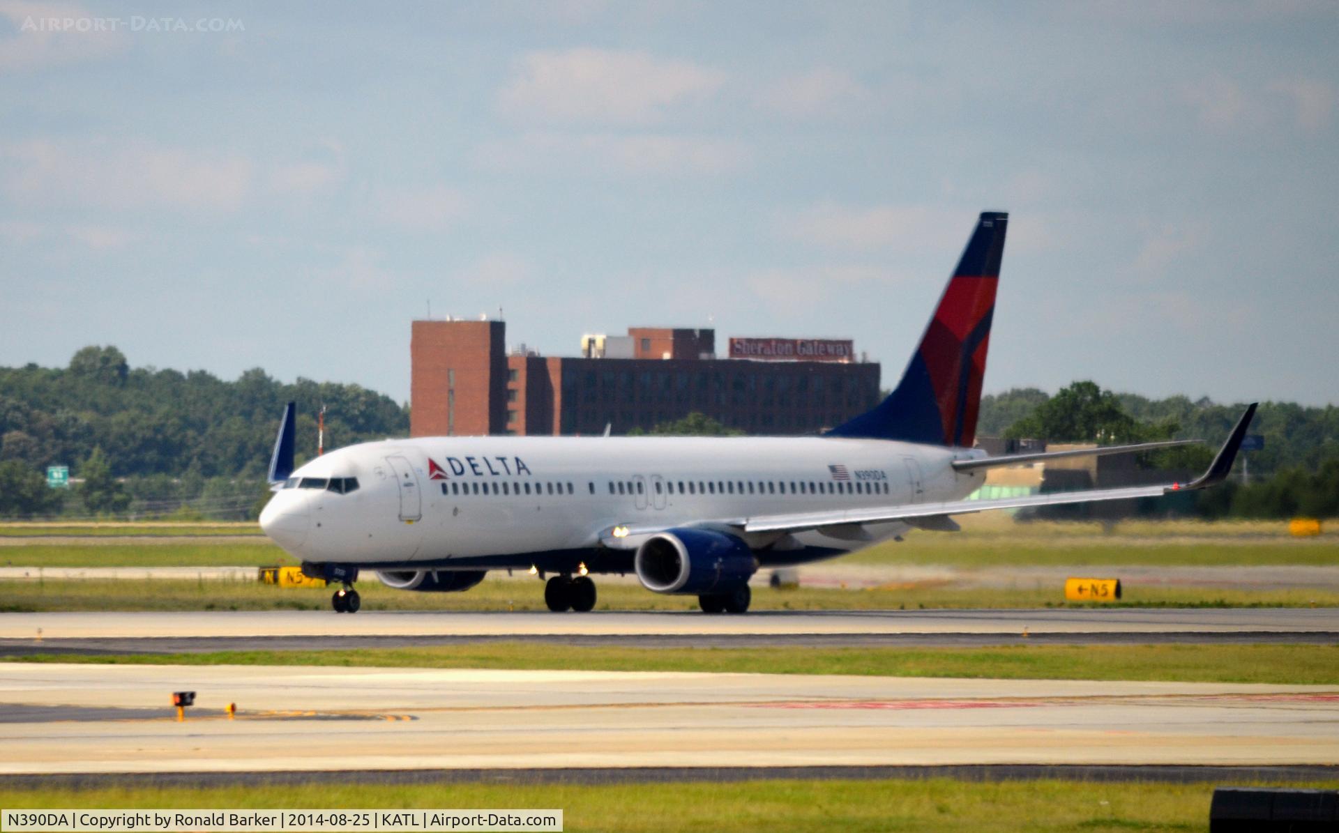 N390DA, 2000 Boeing 737-832 C/N 30536, Takeoff roll Atlanta