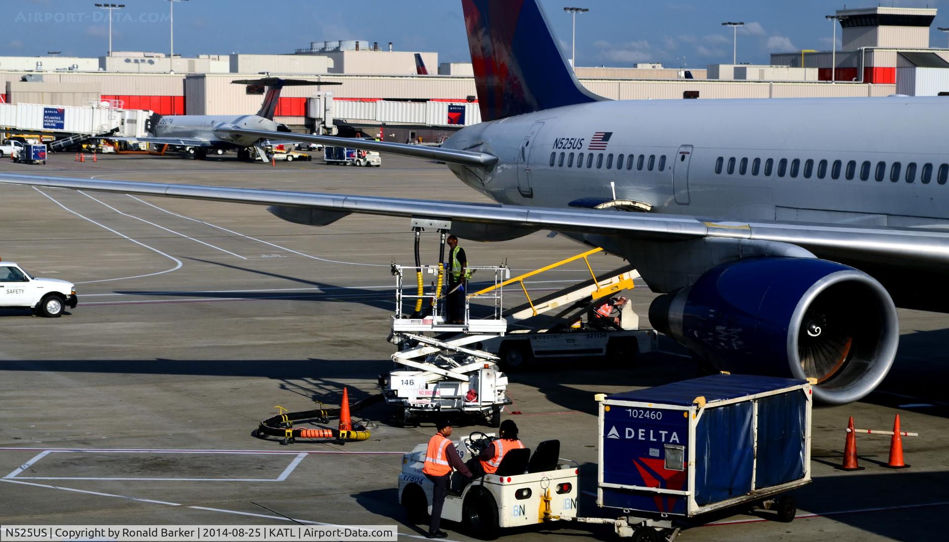 N525US, 1987 Boeing 757-251 C/N 23619, Refueling