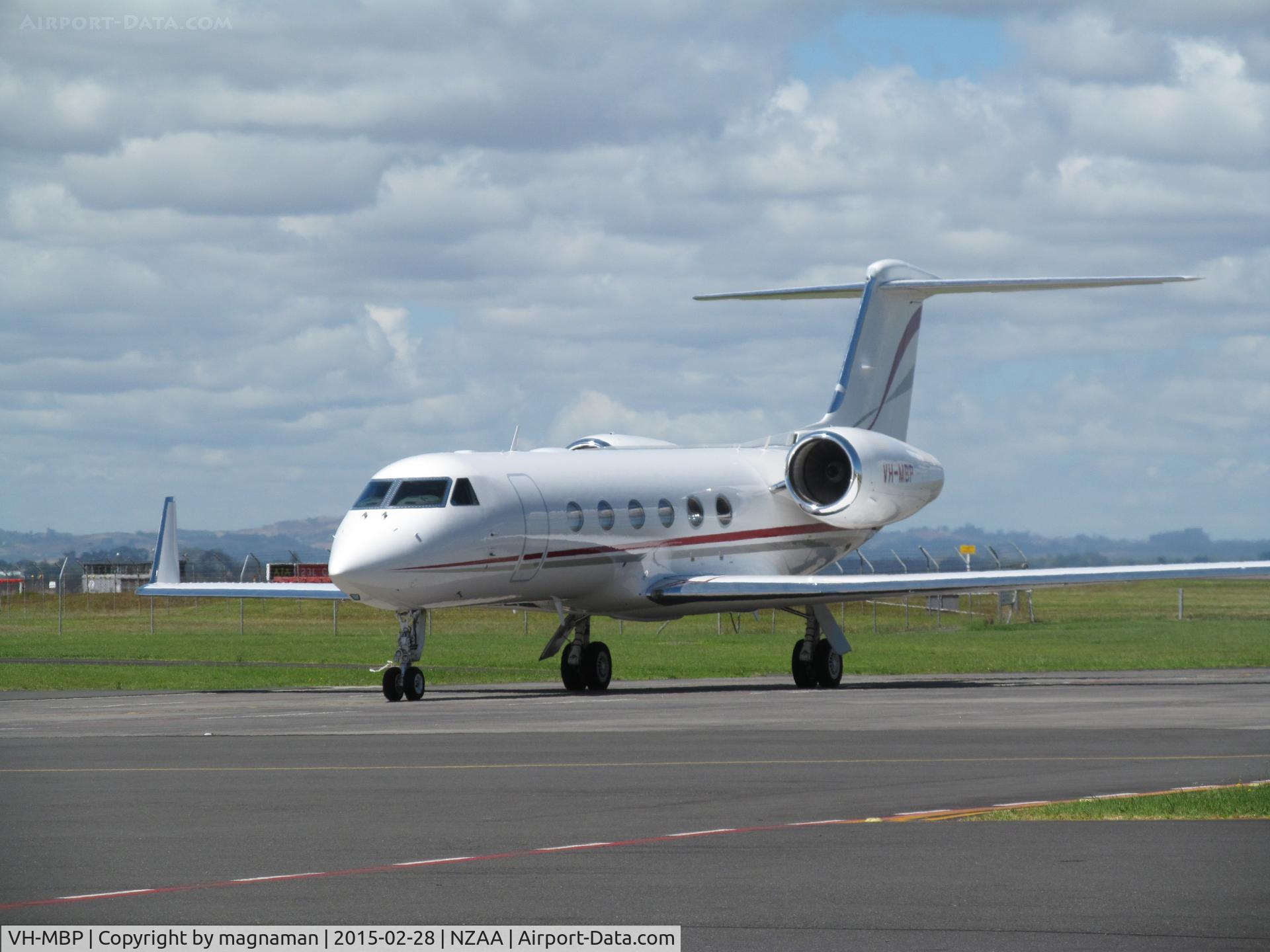 VH-MBP, 2010 Gulfstream Aerospace G8 IV-X C/N 4185, taxying in to convair apron