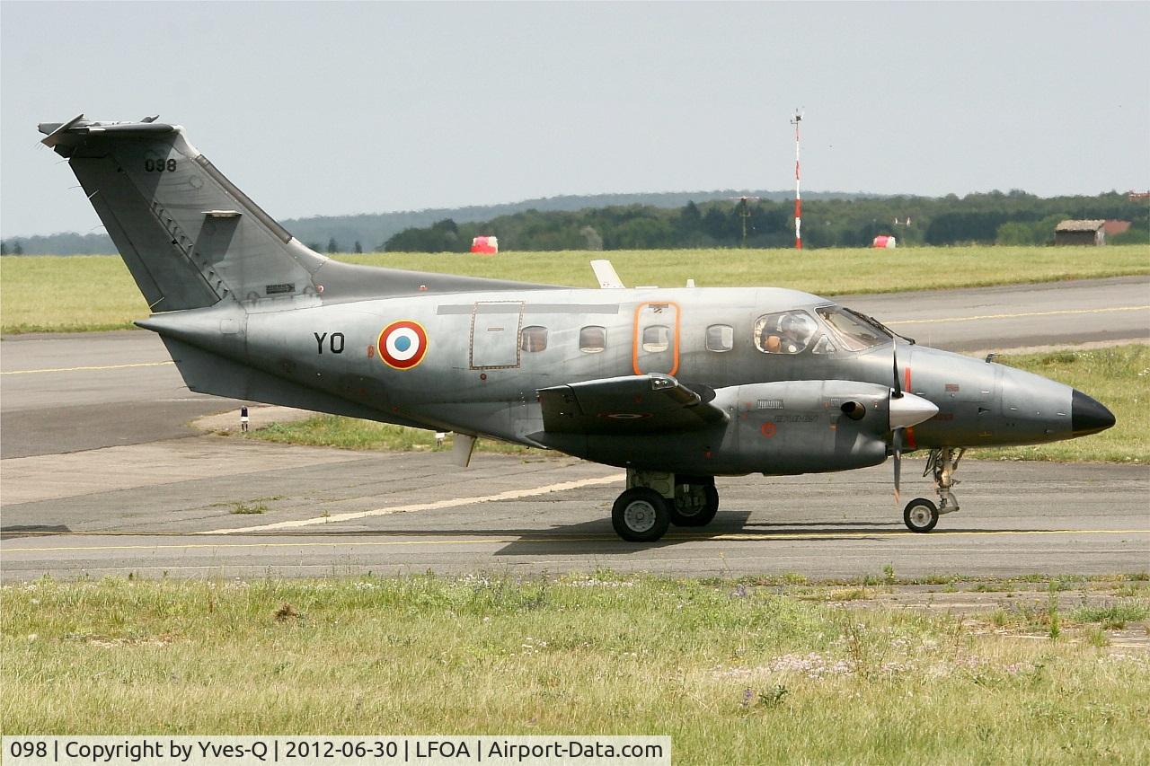 098, Embraer EMB-121AA Xingu C/N 121098, Embraer EMB-121AA Xingu, Taxiing to parking area, Avord Air Base 702 (LFOA)  Air Show in june 2012