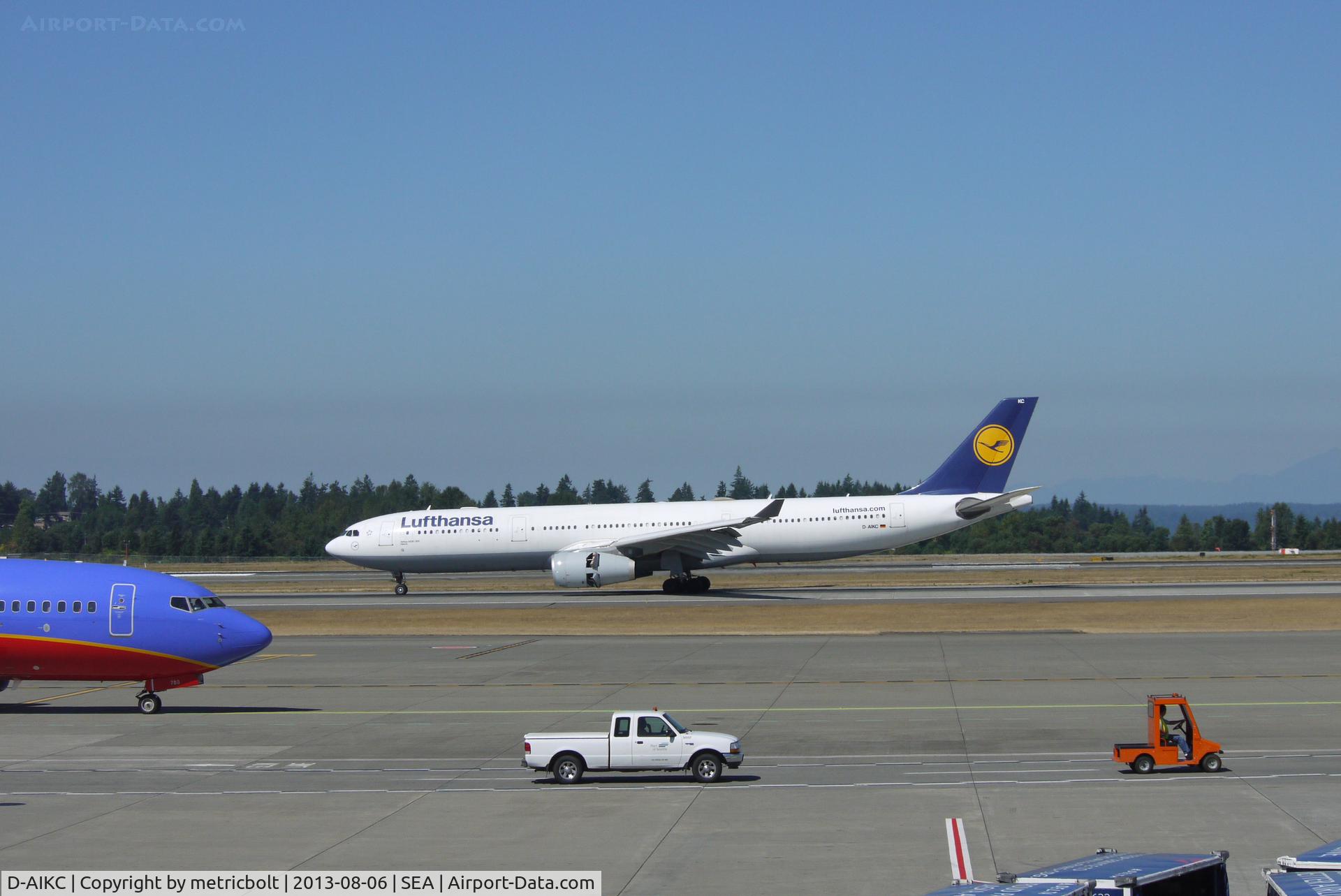 D-AIKC, 2004 Airbus A330-343X C/N 579, A330 arrival