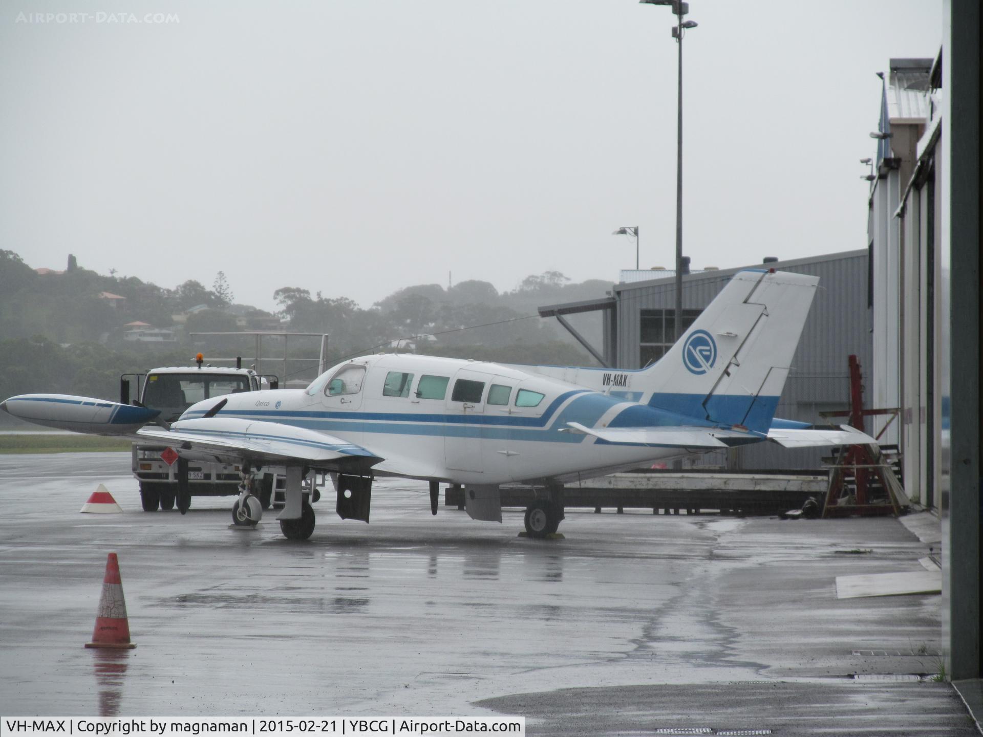 VH-MAX, 1976 Cessna 402B C/N 402B1018, Nice old twin in rain at Coolangatta - AKA Gold Coast airport