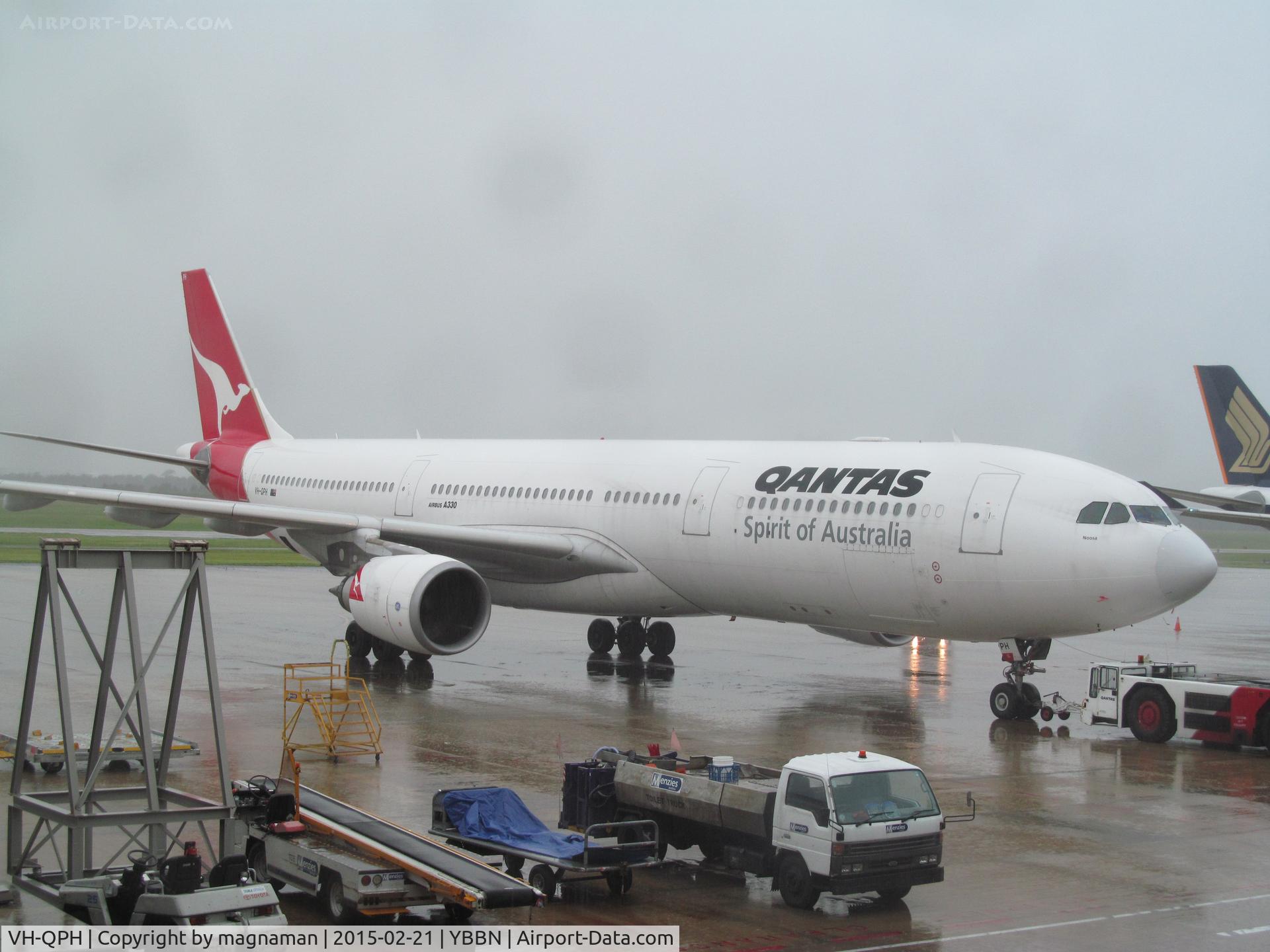 VH-QPH, 2005 Airbus A330-303 C/N 0695, at int'l terminal BNE