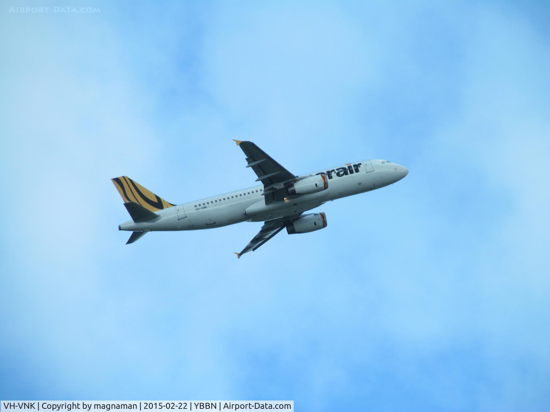 VH-VNK, 2009 Airbus A320-232 C/N 3986, departing bne