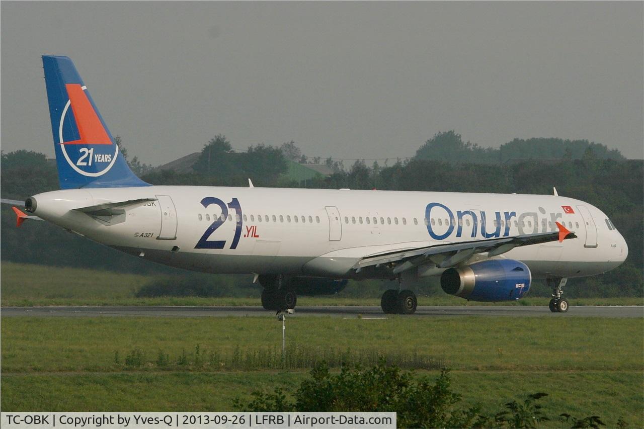 TC-OBK, 1998 Airbus A321-231 C/N 792, Airbus A321-231, Taxiing to holding point rwy 25L, Brest-Bretagne airport (LFRB-BES)