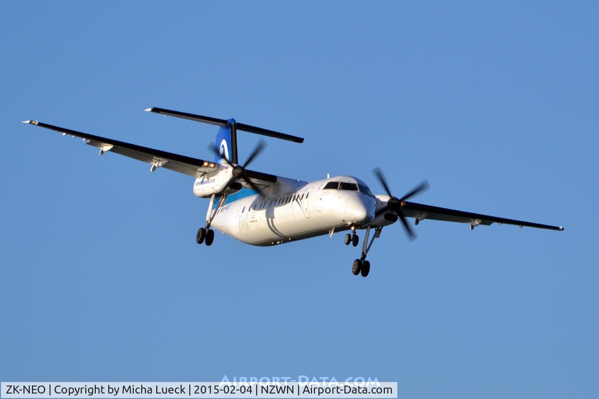 ZK-NEO, 2006 De Havilland Canada DHC-8-311 Dash 8 C/N 633, Battling cross winds on approach to the Windy City