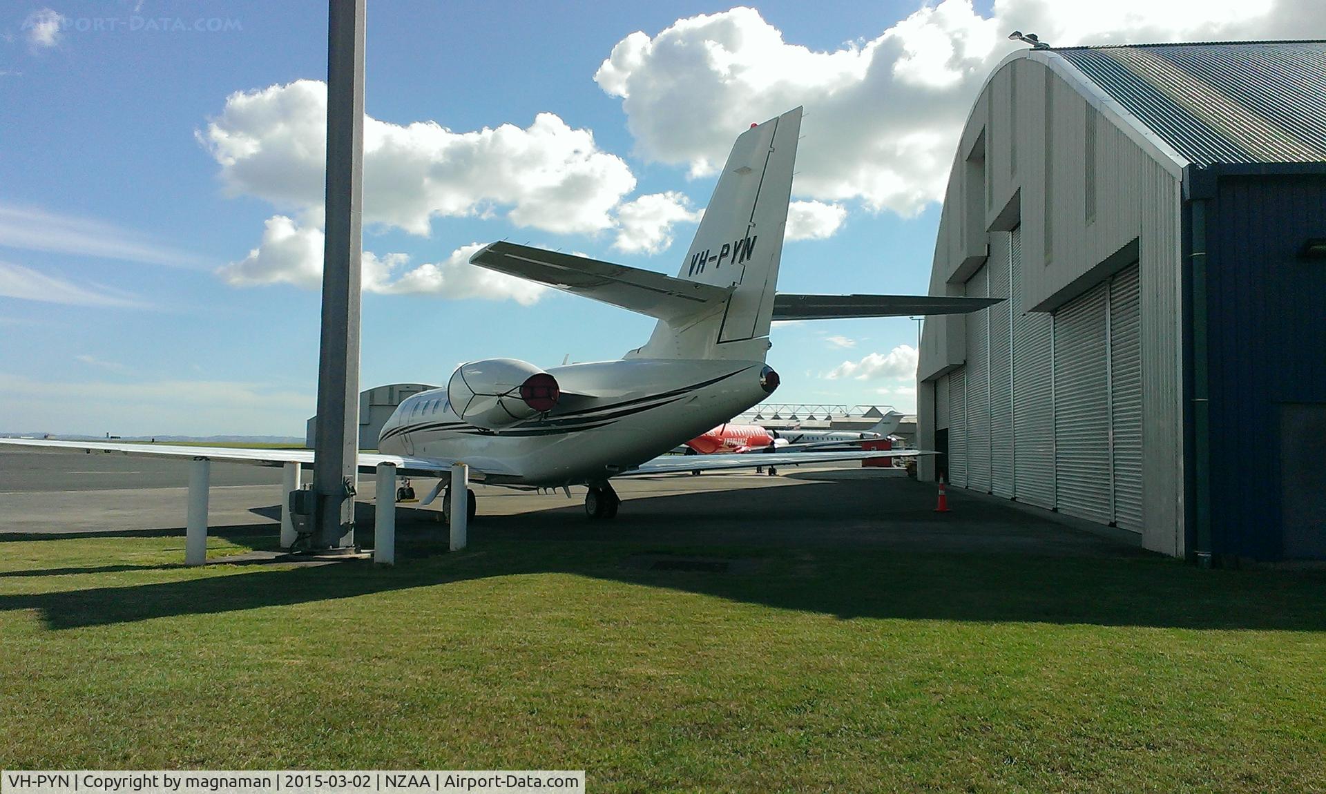 VH-PYN, 2009 Cessna 680 Citation Sovereign C/N 680-0262, Cessna 680-262 - with lamp post almost out of the way. Arrived last night first time visitor to NZ apparently.