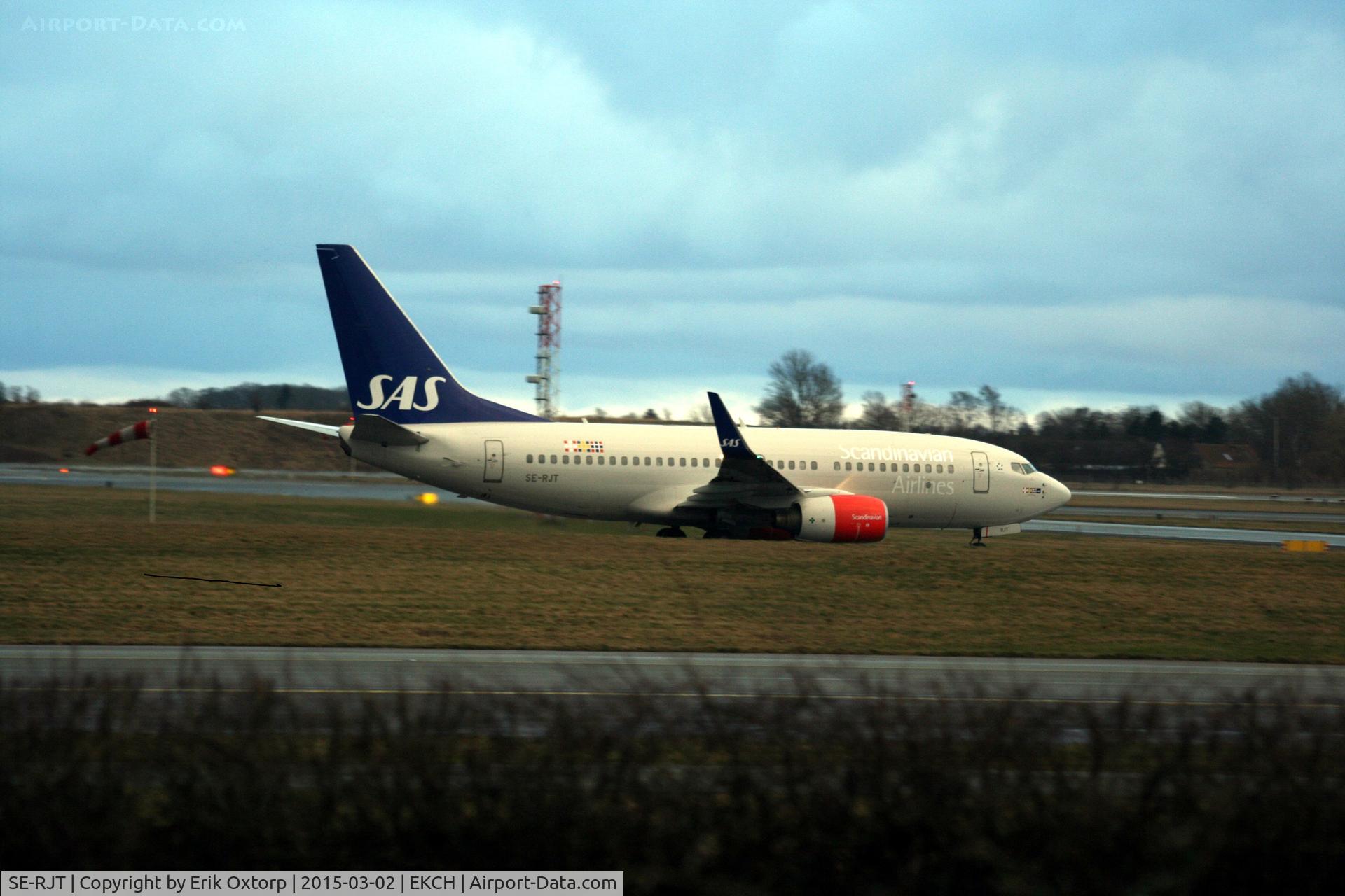 SE-RJT, 2004 Boeing 737-76N C/N 32741, SE-RJT taking off rw 22R